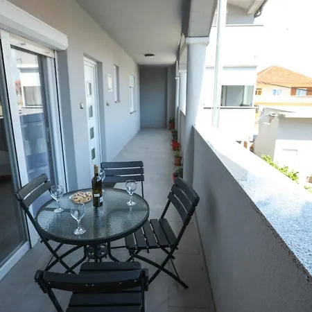 Apartman David Two Bdr With Parking *