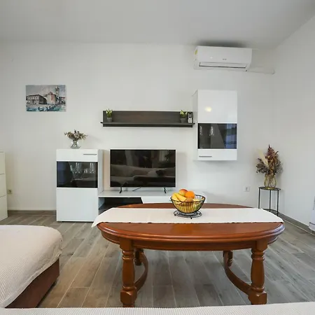 David Two Bdr With Parking *