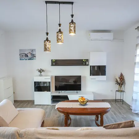 David Two Bdr With Parking *