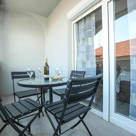 Apartman David Two Bdr With Parking