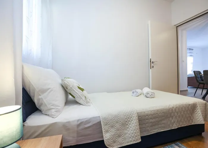 Апартаменти David Two Bdr With Parking Задар