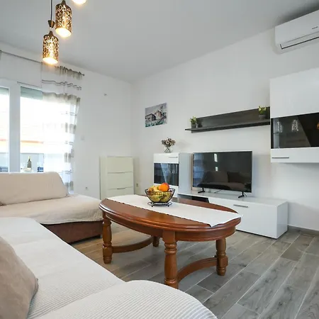 David Two Bdr With Parking Apartment