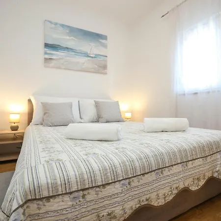 David Two Bdr With Parking *