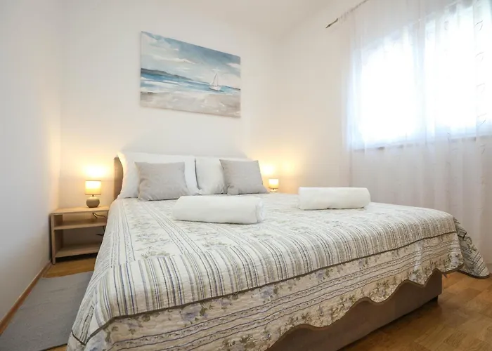 David Two Bdr With Parking *